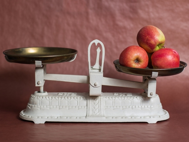 weight scales with apple